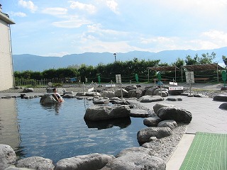 諏訪湖間欠泉センターの露天風呂みたいな温泉プール